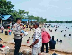 Polsek Bulang Berikan Ke Amanan dan Nyamanan Masyarakat Batam Saat Liburan Ke Pantai Setokok