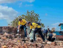 Peringati HPSN 2025, Harris Barelang Batam & Yellow Hotel Lakukan Aksi Bersih – Bersih di Pantai Tanjung Pinggir Batam