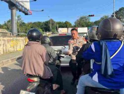 Polsek Lubuk Baja Bagi Bagi Takjil di Simpang Indomobil Kepada Pengguna Jalan