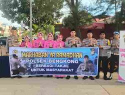 Gandeng Ibu Bhayangkari, Polsek Bengkong Berbagi Takjil Untuk Masyarakat
