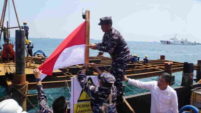 Kemenkopolkam bersama TNI AL Pastikan Progres Pembangunan Menara Suar Karang Singa Berjalan Lancar