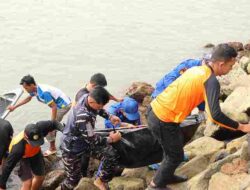 TNI AL Evakuasi Mayat Seorang Pemancing Tenggelam di Perairan Tanjung Sengkuang