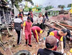 Sambut Hut Bayangkara Ke – 79, Kapolsek Bulang Bersama Masyarakat Bersihkan Pantai dan Rumah Ibadah