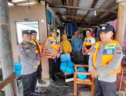 Respon Cepat, Kapolsek Bulang Berikan Sembako Kepada Warga Yang Ketimpa Musibah Puting Beliung