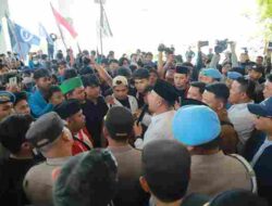 Ketua DPRD Provinsi Kepri, Iman Sutiawan Temui Mahasiswa Saat Demo di Gedung DPRD