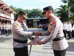 AKP Raden Bimo Dwi Lambang, S.Tr.K., S.I.K Mendapat Penghargaan dari Kapolresta Barelang Atas Prestasi Menjadi Komandan Kompi Pasukan Paskibraka di Istana Negara Saat HUT RI Ke – 80