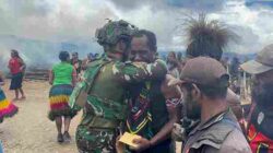 Pererat Tali Persaudaraan, Satgas Yonif 136/TS Ikuti Tradisi Bakar Batu Bersama Masyarakat di Puncak Jaya