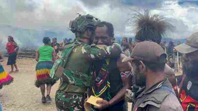 Pererat Tali Persaudaraan, Satgas Yonif 136/TS Ikuti Tradisi Bakar Batu Bersama Masyarakat di Puncak Jaya