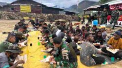 Jalin Kebersamaan dan Kerukunan, Satgas Yonif 136/TS Gelar Makan Bersama Dengan Warga Distrik Ilu