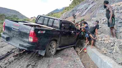 Satgas Yonif 136/TS dan Warga setempat Gotong Royong Atasi Longsor di Jalan Trans Wamena – Ilu – Mulia