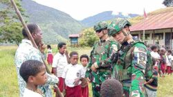 Merajut Kasih, Satgas Yonif 136/TS Laksanakan Kegiatan Anjangsana Ke SDN Kalome