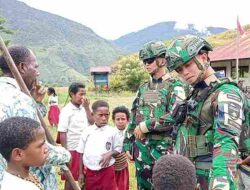 Merajut Kasih, Satgas Yonif 136/TS Laksanakan Kegiatan Anjangsana Ke SDN Kalome