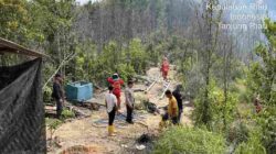 Respon Cepat Polsek Sekupang Berjibaku Padamkan Api di Tempat Pembuangan Sampah Sementara (TPS) Tanjung Riau Sekupang