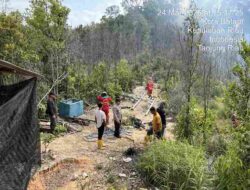 Respon Cepat Polsek Sekupang Berjibaku Padamkan Api di Tempat Pembuangan Sampah Sementara (TPS) Tanjung Riau Sekupang