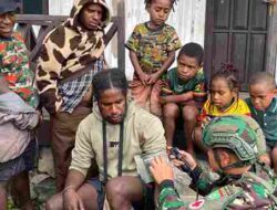 Pos KP 55 jajaran Satgas Pamtas RI–PNG Yonif 136/Tuah Sakti Melaksanakan Kegiatan Pengobatan Keliling di Kampung Pageleme, Distrik Mulia