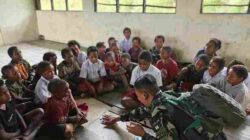 Bakti Untuk Negeri, Satgas Yonif 136/TS Berikan Materi Belajar di SD Negeri Kalome Kabupaten Puncak Jaya Papua