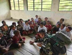 Bakti Untuk Negeri, Satgas Yonif 136/TS Berikan Materi Belajar di SD Negeri Kalome Kabupaten Puncak Jaya Papua