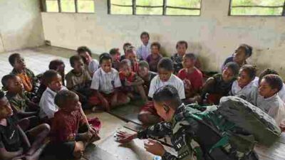 Bakti Untuk Negeri, Satgas Yonif 136/TS Berikan Materi Belajar di SD Negeri Kalome Kabupaten Puncak Jaya Papua
