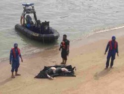 Sesosok Mayat ditemukan Mengapung di Perairan Pulau Kasam Karimun, Tim SAR Gabungan Lakukan Evakuasi