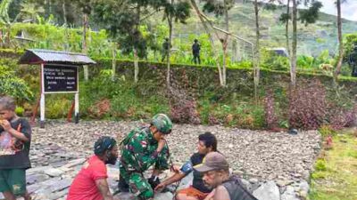 Satgas Yonif 136/TS Gelar Pengobatan Gratis Keliling Yang Merupakan Program Tuah Sakti Berbagi Sesama (TSUBASA)