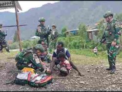 Wujud Nyata TNI Kepada Masyarakat, Satgas Yonif 136/TS Gelar Pengobatan Keliling dan Komsos di Sekitar Masyarakat Pos Kp 55