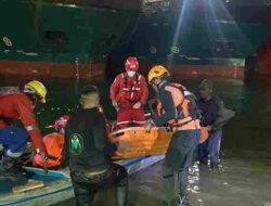 Terjebak Selama Tiga Hari, Korban Kapal Tugboat Tenggelam Yusuf Tangkil 57 thn ditemukan Selamat Oleh Tim SAR Gabungan
