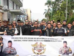 ​KAPOLDA KEPRI BERSAMA HDCI BATAM–KEPRI BAGIKAN HELM DAN TAKJIL KEPADA PENGENDARA MOTOR