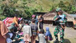 Wujud Kepedulian Terhadap Masyarakat, Satgas Yonif 136/TS Melaksanakan Patroli Simpatik dan Kesehatan Keliling Kepada Warga Kampung 55 Distrik Pegeleme Puncak Jaya