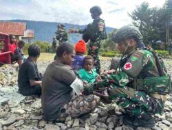 Wujud Nyata Kepedulian TNI Kepada Masyarakat, Satgas Yonif 136/Tuah Sakti Keliling Gelar Pengobatan Gratis