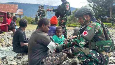 Wujud Nyata Kepedulian TNI Kepada Masyarakat, Satgas Yonif 136/Tuah Sakti Keliling Gelar Pengobatan Gratis