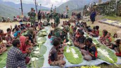Perkuat Komunikasi Serta Pererat Hubungan, TNI AD Gelar Makan Bersama Dengan Masyarakat di Pos Distrik Kalome Kab.Puncak Mulia Papua