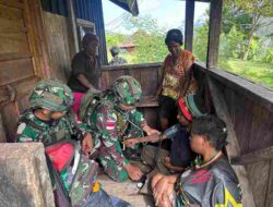 Satgas Pamtas RI-PNG Yonif 136/TS Bukan Hanya Bertugas Untuk Pengaman Wilayah, Tetapi Hadir Door to door Memberikan Pelayanan Kesehatan Untuk Warga