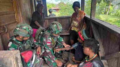 Satgas Pamtas RI-PNG Yonif 136/TS Bukan Hanya Bertugas Untuk Pengaman Wilayah, Tetapi Hadir Door to door Memberikan Pelayanan Kesehatan Untuk Warga