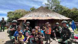 Di sudut Kampung Wiringgame, kehadiran prajurit Satgas Yonif 136/Tuah Sakti menghadirkan lebih dari sekadar tugas—melainkan sentuhan kemanusiaan.