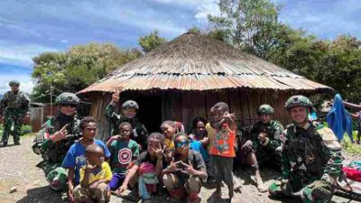 Di sudut Kampung Wiringgame, kehadiran prajurit Satgas Yonif 136/Tuah Sakti menghadirkan lebih dari sekadar tugas—melainkan sentuhan kemanusiaan.