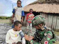 Bersama Rakyat TNI Kuat, Satgas Yonif 136/TS Berikan Aksi Nyata Dengan Pelayanan Kesehatan Keliling di Puncak Senyum Papua