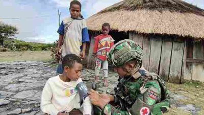 Bersama Rakyat TNI Kuat, Satgas Yonif 136/TS Berikan Aksi Nyata Dengan Pelayanan Kesehatan Keliling di Puncak Senyum Papua