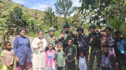 Wujud Nyata Kepedulian TNI , Satgas Yonif 136/TS Rutin Laksanakan Anjangsana dan Membagikan Sargal Kepada Warga Distrik Tingginambut Papua