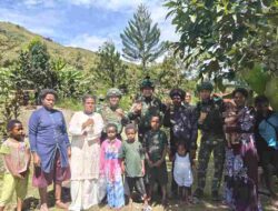 Wujud Nyata Kepedulian TNI , Satgas Yonif 136/TS Rutin Laksanakan Anjangsana dan Membagikan Sargal Kepada Warga Distrik Tingginambut Papua