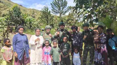 Wujud Nyata Kepedulian TNI , Satgas Yonif 136/TS Rutin Laksanakan Anjangsana dan Membagikan Sargal Kepada Warga Distrik Tingginambut Papua