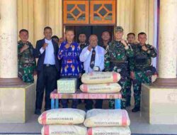 Bentuk Kepedulian TNI di Tanah Papua, Satgas Yonif 136/TS Berikan Bantuan Semen dan Alkitab Sebagai Bentuk Kepedulian Prasarana Pembangunan Rumah Ibadah di Papua