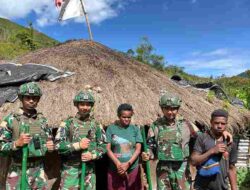 Pererat Hubungan Emosional dan Hadirkan Rasa Aman, Satgas Yonif 136/TS door to door Bagikan Sumbangan Keluarga Berupa Pakaian Kepada Warga Distrik Tinggi Nambut Papua