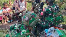 Aksi Nyata TNI, Satgas Yonif 136/TS Berikan Pelayanan Kesehatan Keliling di Kampung 55 Papua Tengah