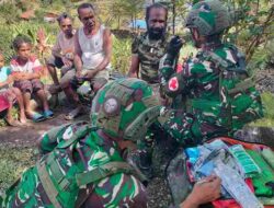 Aksi Nyata TNI, Satgas Yonif 136/TS Berikan Pelayanan Kesehatan Keliling di Kampung 55 Papua Tengah