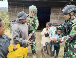 Satgas Yonif 136/TS Kembali Membuktikan Aksi Nyatanya Berikan Kepedulian dan Kehangatan di Puncak Senyum Papua