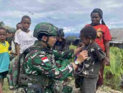 Aksi Nyata Tanpa Batas: Satgas Yonif 136/Tuah Sakti Tembus Keterbatasan Demi Menghadirkan Layanan Kesehatan yang Humanis dan Penuh Kepedulian bagi Warga Desa Ukuneri