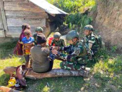 Sentuhan Hangat di Tengah Keterbatasan: Satgas Yonif 136/Tuah Sakti Hadirkan Harapan Lewat Pengobatan Keliling di Kalome