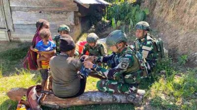 Sentuhan Hangat di Tengah Keterbatasan: Satgas Yonif 136/Tuah Sakti Hadirkan Harapan Lewat Pengobatan Keliling di Kalome