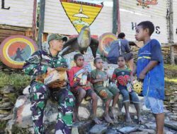 Hangat di Tengah Dingin Pegunungan: Sentuhan Tulus Satgas Yonif 136/TS di Puncak Senyum Menyatukan Hati Warga