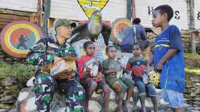 Hangat di Tengah Dingin Pegunungan: Sentuhan Tulus Satgas Yonif 136/TS di Puncak Senyum Menyatukan Hati Warga